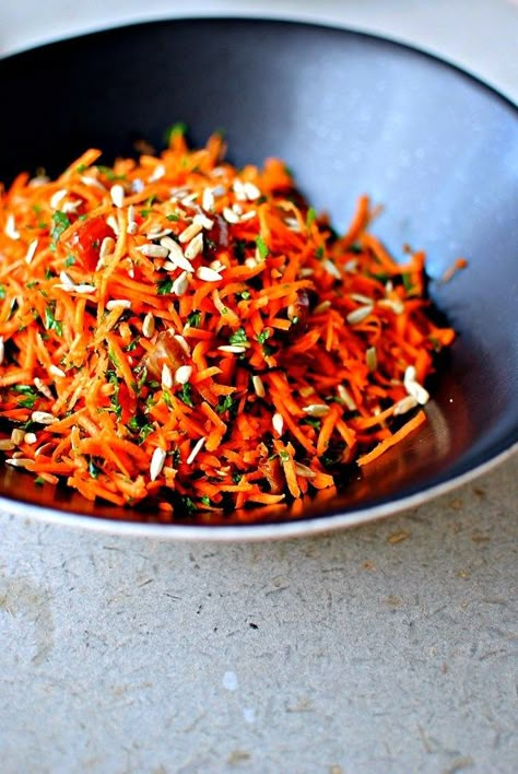 A Moroccan Carrot Salad - sweet, savoury, delicious - food to glow Moroccan Carrot, Moroccan Carrot Salad, Moroccan Carrots, Moroccan Dishes, Eat Salad, Carrot Salad, Moroccan Food, Fodmap Recipes, Middle Eastern Recipes