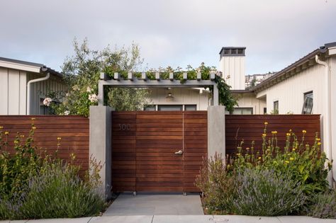 Architects' Garden Privacy Screens | Gardenista ~  Says SF-based landscape architect Pete Pedersen of Pedersen Associates, “The real key to any privacy solution is layers.” The first layer for this modern farmhouse is a custom wood fence blocking the house from the street while creating a fully private courtyard inside. Garden Privacy Screens, Nursery Nook, Garden Privacy Screen, Privacy Landscaping, Garden Privacy, Front Courtyard, Front Yard Fence, Outdoor Privacy, Front Gates