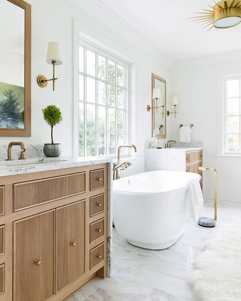 Bright whites, natural wood, and marble details are a timeless combination we'll forever swoon over. 💕 ​Design by @briahammelinteriors. ​Photo by @spacecrafting_photography. Bria Hammel, Timeless Bathroom, Decor Videos, Master Bath Remodel, Home Luxury, Bathroom Trends, Wood Vanity, Small Bathroom Design, Bathroom Layout