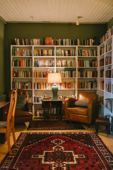 Library Sitting Room Cozy, Extra Bedroom Library, Small Moody Home Library, Retro Library Aesthetic, Earth Tone Library, Academia Library Room, Cozy Library Living Room, Basement Book Nook, Intellectual Bedroom