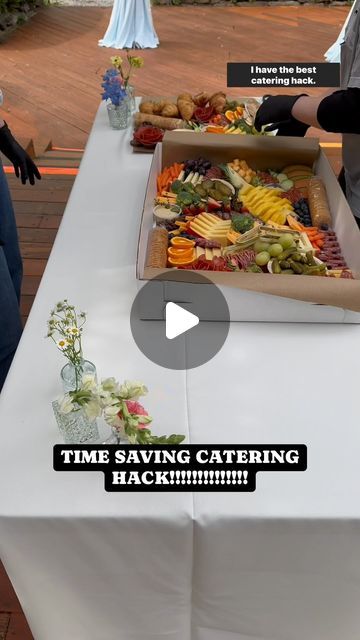 Mallory Files | Ozark Charcuterie on Instagram: "Comment ‘box’ and I’ll send you the link to these boxes!  You can use any bakery box to do this ❤️  In the box I lay down parchment paper and then butcher paper. It protects the table cloth/table. Your clients will thank you later! - - - #catering #cateringservice #cateringhack #cateringtips #cateringservices #foodevent #cateringevent #cateringlife #cateringevents #foodstyling #foodevents #nwa #northwestarkansas" Transport Charcuterie Board, Diy Chafing Dish Display Ideas, Platter Box Ideas, Graze Box Ideas, Charcuterie Box Ideas, Charcuterie Paper, Appetizer Table Display, Charcuterie Board Display, Charcuterie Box