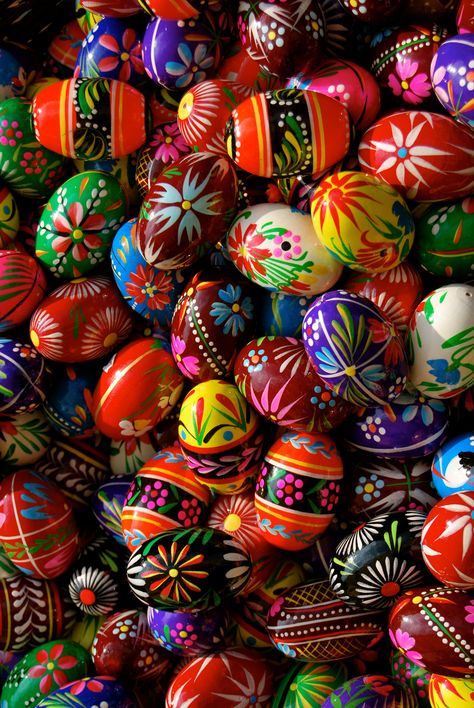 Proper Easter Eggs Polish Easter Eggs, Pysanka Eggs, Animated Christmas Pictures, Polish Easter, Creative Easter Eggs, Egg Shell Art, Simple Spring Nails, Easter Eggs Diy, The Easter Bunny