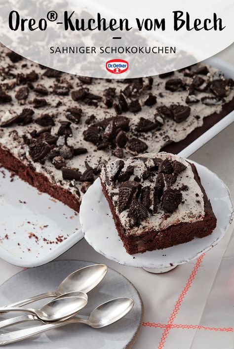 Dieser Blechkuchen mit Oreo® ist eine besonders leckere Rezeptidee. Der schokoladige Boden des Oreo®-Kuchens wird abgerundet von einem Sahne-Frischkäse-Belag mit knusprigen Oreo®-Keksen. Jetzt dieses Rezept ausprobieren und selbst nachbacken! Oreo Cake Recipe Homemade, Aesthetic Oreo, Oreo Cheesecake Cake, Oreo Cakes, Cake Recipe Homemade, Oreo Muffins, Oreo Cake Recipe, Oreo Torte, Cake Design Ideas