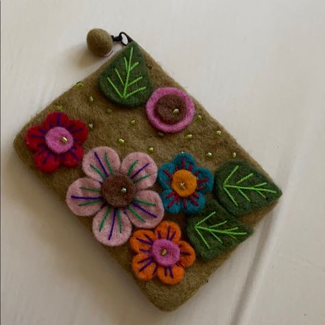 Handcrafted Felt Purse With Floral Appliques. Cute But Never Used. No Damages, No Rips. Inside Is Clean. Wool Applique Ornaments, Felt Coin Purse Diy, Diy Felt Applique, Felted Embroidery, Felt Sewing Projects, Wool Processing, Felt Coin Purse, Wool Pennies, Painted Purses