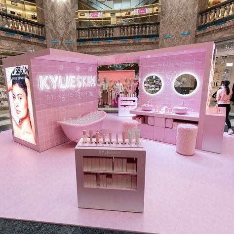 Kylie Skin by Kylie Jenner on Instagram: “how gorgeous is our @galerieslafayette display?! 😍 shop now in store and online! 🇫🇷💕✨ @galerieslafayettechampselysees” Business Launch Party, Kylie Jenner Birthday, Pos Design, Trajes Kylie Jenner, Kylie Skin, Museum Exhibition Design, Business Launch, Kylie Cosmetic, Makeup Store