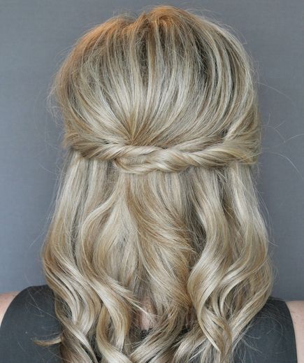 This easy twist hairstyle takes no more than five minutes to achieve, yet it is infinitely more special than your standard half-up look. Get the step-by-step instructions here. Twist Hairstyle, Diy Wedding Hair, Hairstyles Wedding, Half Up Hair, Twist Hairstyles, Great Hair, Hair Dos, Hair Skin, Gorgeous Hair