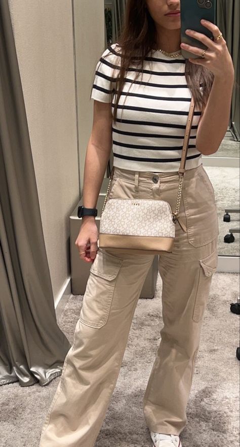 Style Zara Pants, Zara Cargos Outfit, Cargo Jeans Outfit Women Summer, Work Khaki Pants Outfit, Styling Beige Jeans, Beige Cargo Outfits Women, Chic Cargo Pants Outfit, Beige Cargo Jeans Outfit, Beige Cargo Pants Outfit Summer