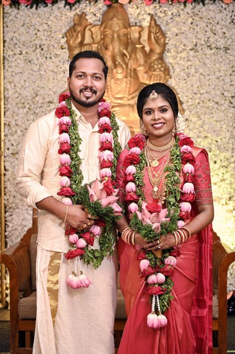 Kerala Hindu Wedding Photos, Wedding Malai Design Lotus, Kerala Wedding Couple, Jaimala Designs, Wedding Kerala, Hindu Wedding Photos, Lotus Wedding, Wedding Couple Cartoon