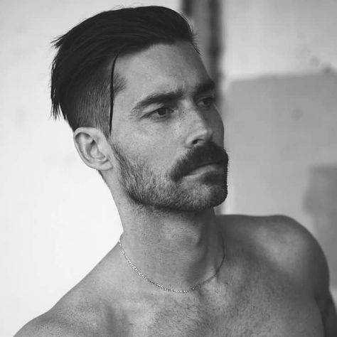 A Peaky blinder haircut featuring skin shaved sides and back, contrasted with subtly long hair on top with a deep-part Peaky Blinders Hair, Trending Mens Haircuts, Moustache Style, Mens Hairstyles Fade, Mens Hairstyles With Beard, Mustache Styles, Best Beard Styles, Long Hair On Top, Mens Hairstyles Thick Hair