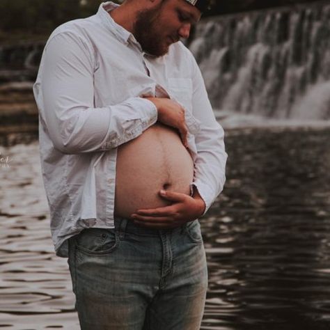 Halloween Pregnancy Photoshoot, Funny Maternity Pictures, Maternity Halloween Costumes, Funny Maternity Photos, Diy Maternity Photos, Male Pregnancy, Pregnant Photography, Pregnant Man, Pregnant Photo