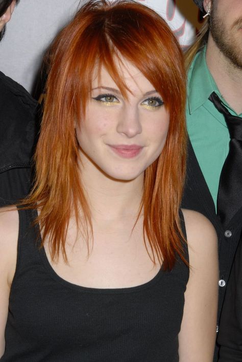 Hayley Williams Haircut, Teenage Girl Hairstyles, Hayley Wiliams, Brown Straight Hair, Teenage Hairstyles, Golden Brown Hair, Emo Hair, Funky Hairstyles