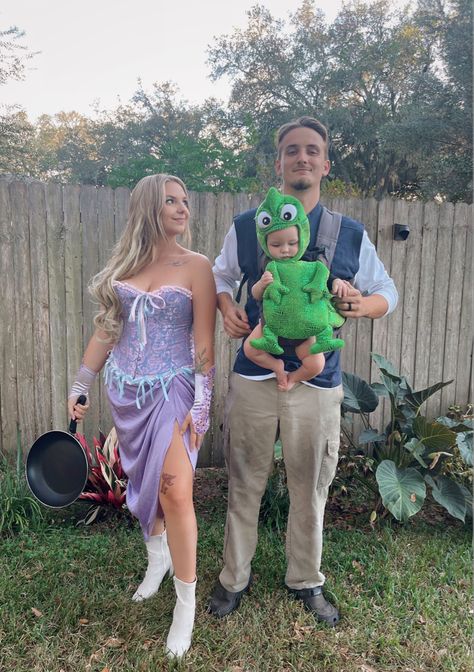 Repunzle Costume Idea Halloween, Repunzle Costume Idea Couple, Tangled Costume Ideas, Tangled Costume Family, Repunzal And Flynn Couple Costume Cute, Tangled Costume Couple, Tangled Family Costume, Rapunzel Couple Costume, Tangled Rapunzel Halloween Costume