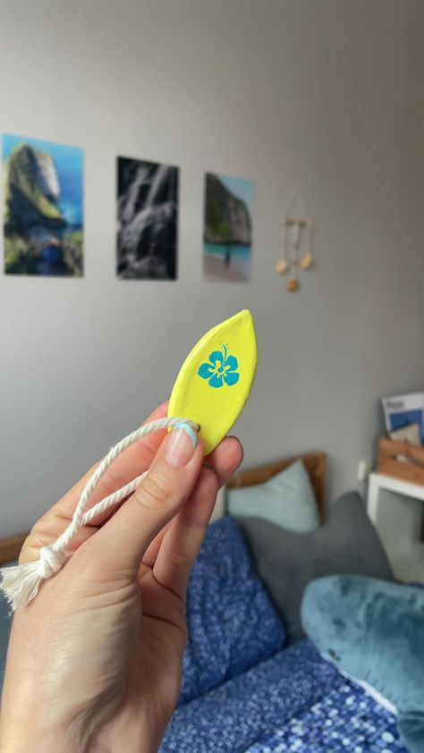 Beachy Diy Decor, Beachy Clay Ideas, Aesthetic Summer Crafts, Beach Clay Ideas, Summer Clay Ideas, Clay Surfboard, Small Things To Make Out Of Clay, Cute Crafts Easy, Mini Surfboard