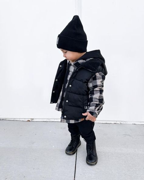 Aaron Elijah on Instagram: "Cold day vibes Layering @little_bipsy is our fave #toddlerfashion #toddlerlife #ootd #binkybro #littlebipsy #picoftheday #yesjourneyscanshare" Black Overalls Outfit, Europe Winter Outfits, Puffy Vest Outfit, Winter Sports Outfit, Boys Dressing Style, Puffer Vest Outfit, Boys Winter Clothes, Baby Boy Outfits Swag, Kids Winter Outfits