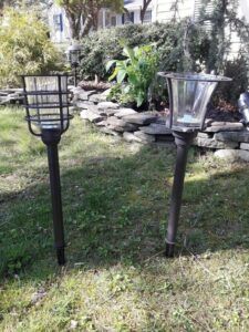 What to Do With Old Solar Lights … Planter Crafts, Modern Garden Trellis, Light Planters, Solar Lighthouse, Diy Garden Table, Small Garden Table, Solar Light Crafts, Chair Planter, Flower Board