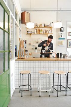 Hotspot Koffie Leute Utrecht 초록색문 > 빨간문 Coffee Interior, Small Coffee Shop, Design Café, Cafe Shop Design, Small Cafe, Coffee Shops Interior, 카페 인테리어 디자인, Bar Interior, Coffee Shop Design