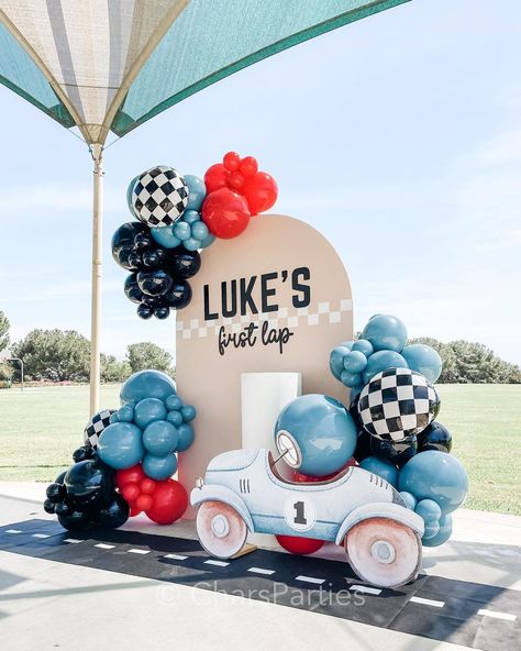 Baby Car Theme Birthday, Two Fast Backdrop Ideas, Two Fast Birthday Balloons, Fast One Birthday Decorations, Birthday Theme Boys 1st, One Year Party Ideas, Decoration For First Birthday Boy, Race Car Themed 1st Birthday Party, Car Themes Birthday Party