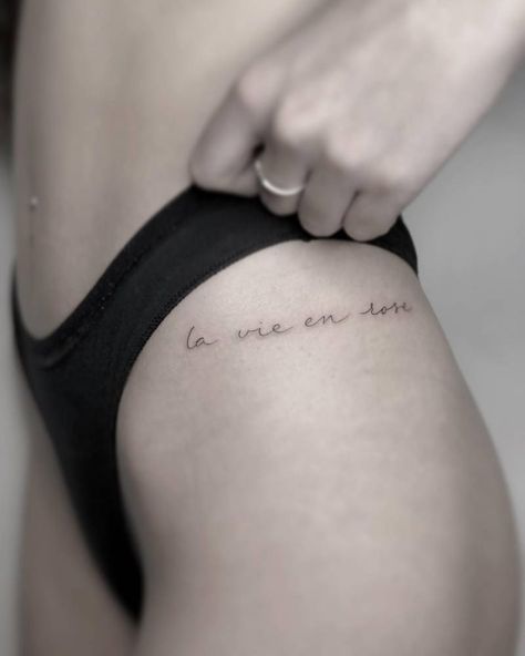 La Vie En Rose Tattoo, Rose Lettering, Paris Tattoo, Lettering Tattoo, Baby Tattoos, Hip Tattoo, Summer Outfit Inspiration, Tattoo Lettering, Rose Tattoos