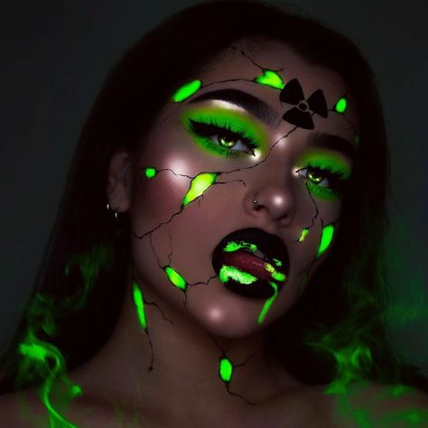 I Use Makeup, UV Paint And Light To Create Glow-In-The-Dark Looks (20 Pics) Makeup Competition, Big Makeup, Uv Makeup, Creative Halloween Makeup, Halloween Gesicht, Maquillage Yeux Cut Crease, Face Awards, Holloween Makeup, Cute Eye Makeup