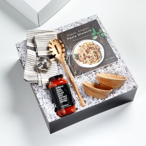 Housewarming Gift Ideas For Men, Family Pasta, Basil Pasta Sauce, Coffee Gift Sets, Housewarming Gift Ideas, Diy Food Gifts, Tomato Basil Sauce, Basil Sauce, Pasta Night