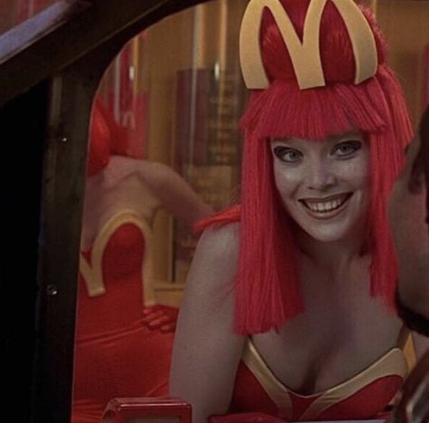 Milla Jovovich in The Fifth Element (1997) Fifth Element Mcdonalds, Fifth Element Costume Design, The Fifth Element Fashion, The Fifth Element Costume, The Fifth Element Aesthetic, Fifth Element Fashion, Fifth Element Wallpaper, Fifth Element Aesthetic, 5th Element Costume