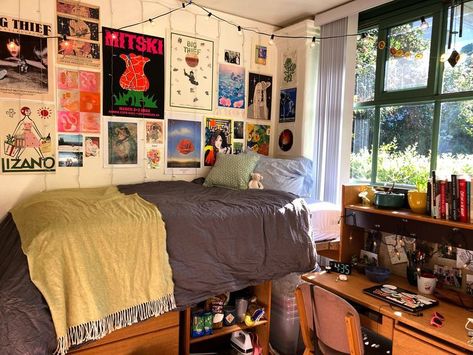 Art Dorm Room Ideas, Lighting In Dorm Room, Vintage College Dorm Aesthetic, College Dorm Room Aesthetic Vintage, Dorm Room Eclectic, Art Student Dorm Room, Dorm Front Door Decor, Twin Bed Dorm Room Ideas, Nerd Dorm Room