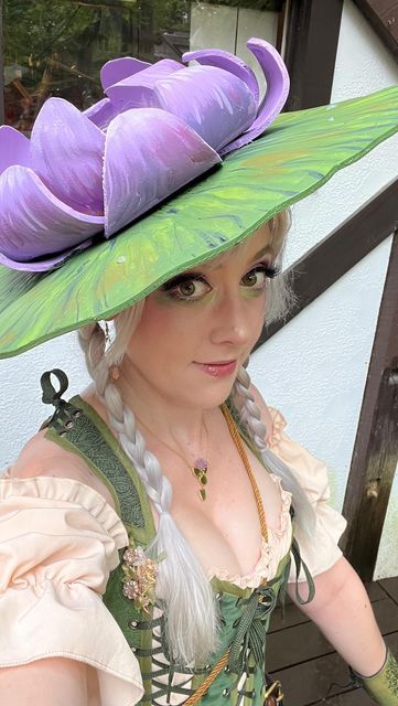 Ren Faire Umbrella, Water Lily Costume, Lily Pad Costume, Frog Costume Aesthetic, Flower Fairy Hat Diy, Ren Faire Hats, Forest Fairy Halloween Costume, Renfaire Hat, Lily Pad Hat