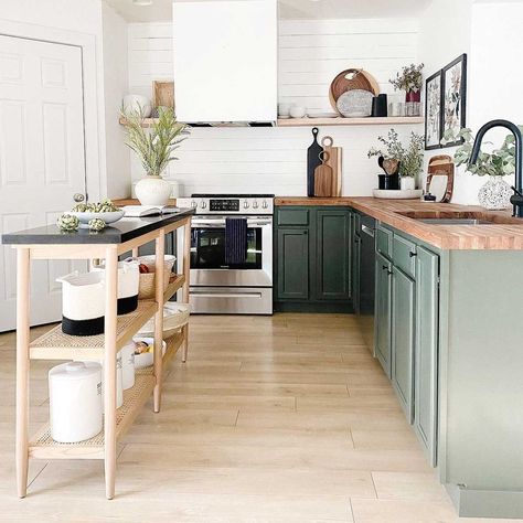 Dream Kitchen Cabinets, Modern Farmhouse Kitchen Design, Adu Kitchen, Kitchen Color Trends, Industrial Kitchens, Small Kitchen Renovations, Kitchen Unique, Diy Breakfast, Industrial Kitchen Design