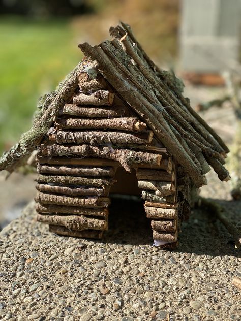 Diy easy fairy twigs house, using hot glue Faerie House Diy, Fairy House With Sticks, Twig Furniture Diy, Homemade Fairy Houses, Twig Fairy House, Diy Fairy House Ideas Homemade, Fairy Garden Houses Homemade, Fairy House Popsicle Sticks, Popsicle Stick Log Cabin