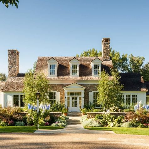 English Country Style Exterior, Spring Home Exterior, Old New England Homes Exterior, Pretty Home Exterior, Hampton Homes Exterior, Spring House Exterior, Sims House Build, Big Country Homes, Nantucket Homes Exterior