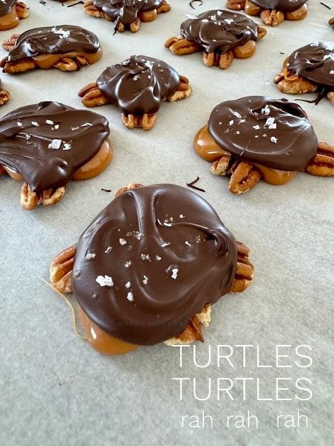 Turtle Snacks, Canadian Candy, Homemade Turtles, Turtle Candy, Turtle Bars, Turtles Candy, How To Melt Caramel, Soft Caramel, Christmas Goodies