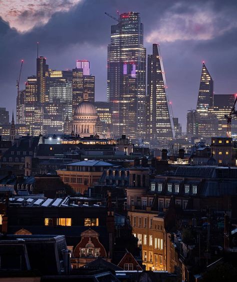 London Decanted on Instagram: “Stunning capture of the London Skyline at night 🖤📸 • • 📷: @tmnikonian ⎯⎯⎯⎯⎯⎯⎯⎯⎯⎯ #london #city #cityscape #photo #photography…” St. Paul’s Cathedral, London Cityscape, Monday Vibes, London Wallpaper, Travelling Abroad, Night Skyline, London Night, Uk City, London Skyline