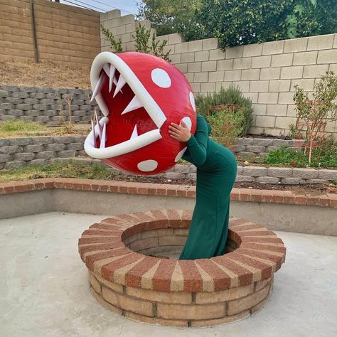 Bianka Bowman on Instagram: “Plant 🌱 I made my Prianha Plant costume for day five of @coppertop.ink #coppertopcostumeball ! 🌱 I will post a YouTube video soon showing…” Apple Costume Diy, Piranha Plant Costume, Plant Costume, Mario Kart Costumes, Mario Halloween Costumes, Super Mario Costumes, Mario Cosplay, Apple Costume, Mario Costume