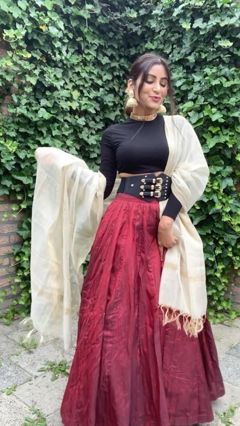 Chaniya With Crop Top, Crop Top For Long Skirt, Long Skirt Ideas Indian, Long Skirt Blouse Designs Indian, How To Style Saree With Top, Lehenga Top Ideas, Tops On Lehenga, Crop Top Dupatta Style, Fashion Show Dresses Indian