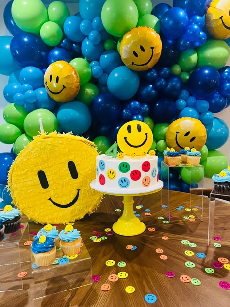 Smiley Face Cake Smash, Smiley Face Balloon Arch, Smiley Theme Birthday Party, Retro Smiley Face Birthday Party, Smile Birthday Party, Smiley Birthday Theme, Happy Face Birthday Party, Smiley Face Birthday Party, Smiley Face Party