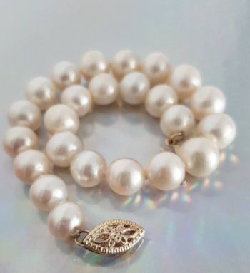 How To Clean Pearls, Elegant Pearl Jewelry, Jewelry Hacks, Real Pearl Necklace, Wear Pearls, Pearl Jewels, Pearl Necklace Vintage, Pearl Jewelry Necklace, Cultured Pearl Necklace