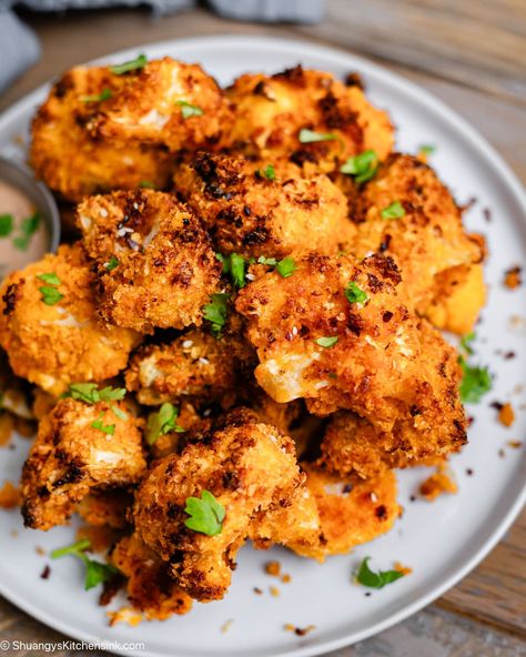 Bang Bang Cauliflower| Bang Bang Cauliflower is the perfect low carb, and healthy crispy snack. this recipe can be made gluten-free, which makes it an ideal side for any recipe. Cauliflowers versatility allows it to be used in countless ways, and makes it easy to sneak in some extra veggies! |#bangbangcauliflower #vegansnack #healthyfood #veganrecipe #spicycauliflower Cauliflower Air Fryer, Buffalo Chicken Wontons, Tasty Fried Rice, Bang Bang Cauliflower, Trader Joes Vegan, Cauliflowers, Spicy Cauliflower, Soy Free Vegan, Keto Vegan