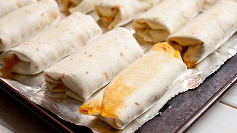 make ahead mini burrito snacks Mini Burittos, Mini Burritos Recipes, Mini Burritos, Noom Healthy Meals, Freeze Meals, Mini Tacos, Meat Pies, Meal Prep Clean Eating, Burritos Recipe