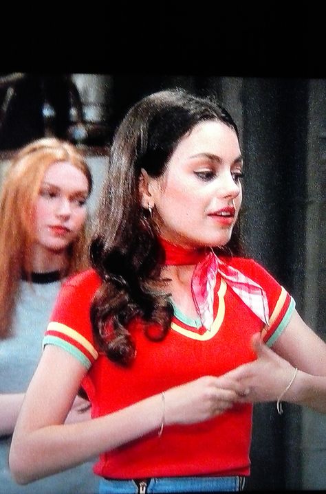 Mila Kunis Jackie Burkhart That 70's Show ( season one / pilot show ) shared to groups 3/23/17 70s Outfits Spirit Week, That 70s Show Outfits, Decades Day Spirit Week, 70s Show Outfits, Jackie Burkhart Outfits, Jackie That 70s Show, Jackie Burkhart, 70s Mode, 70 Show