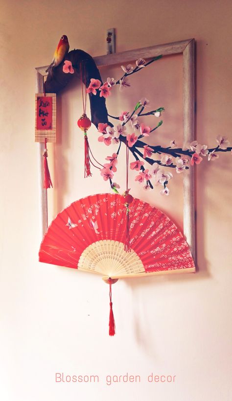 Chinese Decor Asian Interior, Chinese Room Decor, Tet Decor, Chinese Room, Japanese Christmas, Japanese New Year, Chinese Fan, Asian Interior, Chinese Decor