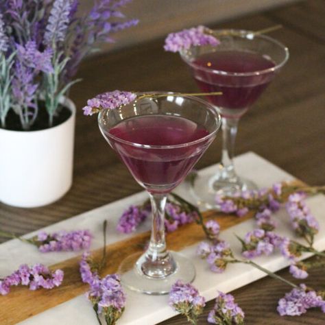 Lavender Martini - The Wanderlust Kitchen Strawberry Jalapeno Margarita, Caramel Apple Martini, Lavender Martini, Lavender Cocktail, Purple Cocktails, Cranberry Vodka, Apple Martini, Lavender Syrup, Classic Martini