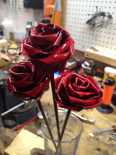 Make yourself an aluminum rose! Coke Can Crafts, Soda Can Flowers, Pop Can Art, Pop Can Crafts, Tin Can Flowers, Recycled Decor, Soda Can Art, Soda Can Crafts, Chirstmas Decor