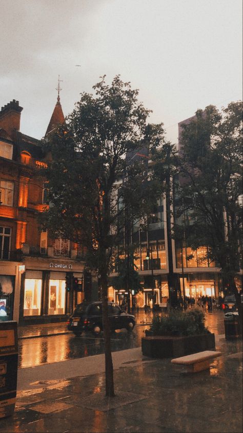 London street, rain, nice view London Gloomy Aesthetic, Cozy London, Rainy Days In London, Rainy Day London, Autumn Aesthetic London, Rainy London Wallpaper, Autumn In London Aesthetic, Rainy Town Aesthetic, Rainy England Aesthetic