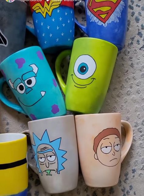 Pintar Tazas Ceramica Ideas, Pottery Painting Ideas Easy, Diy Mug Designs, Diy Pottery Painting, Pottery Lessons, Disney Paintings, Funny Paintings, Mug Crafts, Cerámica Ideas