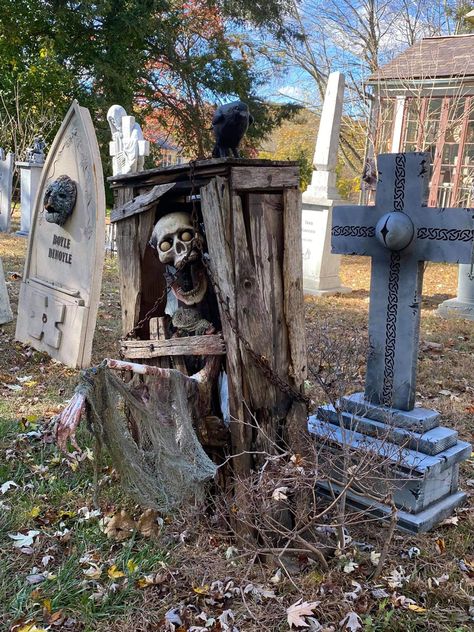 Skeleton Haunted House Ideas, Scary Cemetery Halloween Decorations, Scary Halloween Mailbox Ideas, Halloween Haunted Trail Ideas Scary, Pallet Tombstones, Halloween Yard Haunt Ideas, Haunted House Graveyard, Horror Decorations Diy, Outdoor Halloween Cemetery Ideas