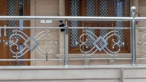 Front Porch Steel Railing Design For Balcony Stainless Steel Railing Design Balconies, Steel Grill Design Balcony, Steel Realing, Balcony Design Railings, Steel Balcony Railing Design, Balcony Railing Design Stainless Steel, Railing Design Balcony, Reling Design, Stainless Steel Stair Railing