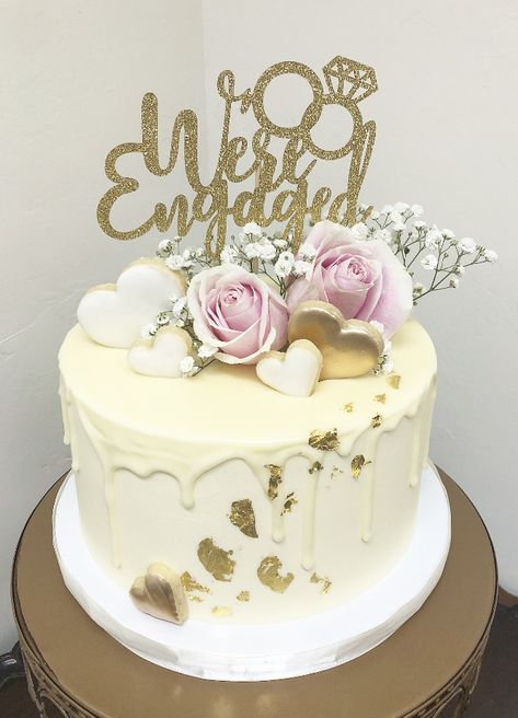 Engagement cake with flowers and sugar cookie hearts! Cake Decorating Engagement, Cake Ideas For Engagement, Engagement Cakes 1 Tier, Engagement Cake Designs Simple 1 Tier, Nikah Cake Designs, White And Gold Engagement Cake, Nikah Cake Ideas, Small Engagement Cake, Engagement Cupcake Ideas