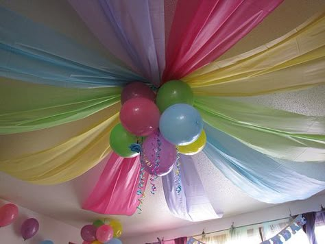 rainbowsandunicornscrafts: DIY Rainbow Birthday Party Ceiling. Cheap plastic table cloths were used instead of streamers, then gathered in the middle with balloons. Babyshower Party, Fest Temaer, Troll Party, בר מצווה, Plastic Table, Candy Land, Unicorn Party, Party Party, Birthday Fun