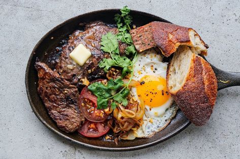 Bò Né is a Vietnamese breakfast dish that is very popular all over its origin country and with good reason. Bo Ne Vietnamese Recipe, Vietnamese Steak, Bo Ne, Vietnamese Breakfast, Striploin Steak, Toronto Food, Cafe Ideas, Marinated Steak, Vietnamese Cuisine