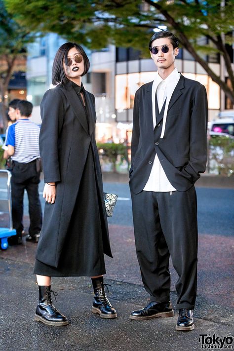 Yohji Yamamoto Streetwear Styles in Harajuku w/Dr. Martens Boots, Kei Shigenaga Sunglasses & Bao Bao Issey Miyake Clutch Yohji Yamamoto Street Style, Monochrome Streetwear, Japanese Minimalist Fashion, Streetwear Model, Dr Martens Outfit, Bao Bao Issey Miyake, Streetwear Styles, All Black Fashion, Bao Bao